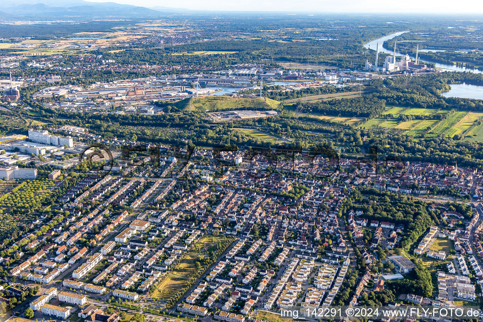 Vue aérienne de Du nord à le quartier Knielingen in Karlsruhe dans le département Bade-Wurtemberg, Allemagne