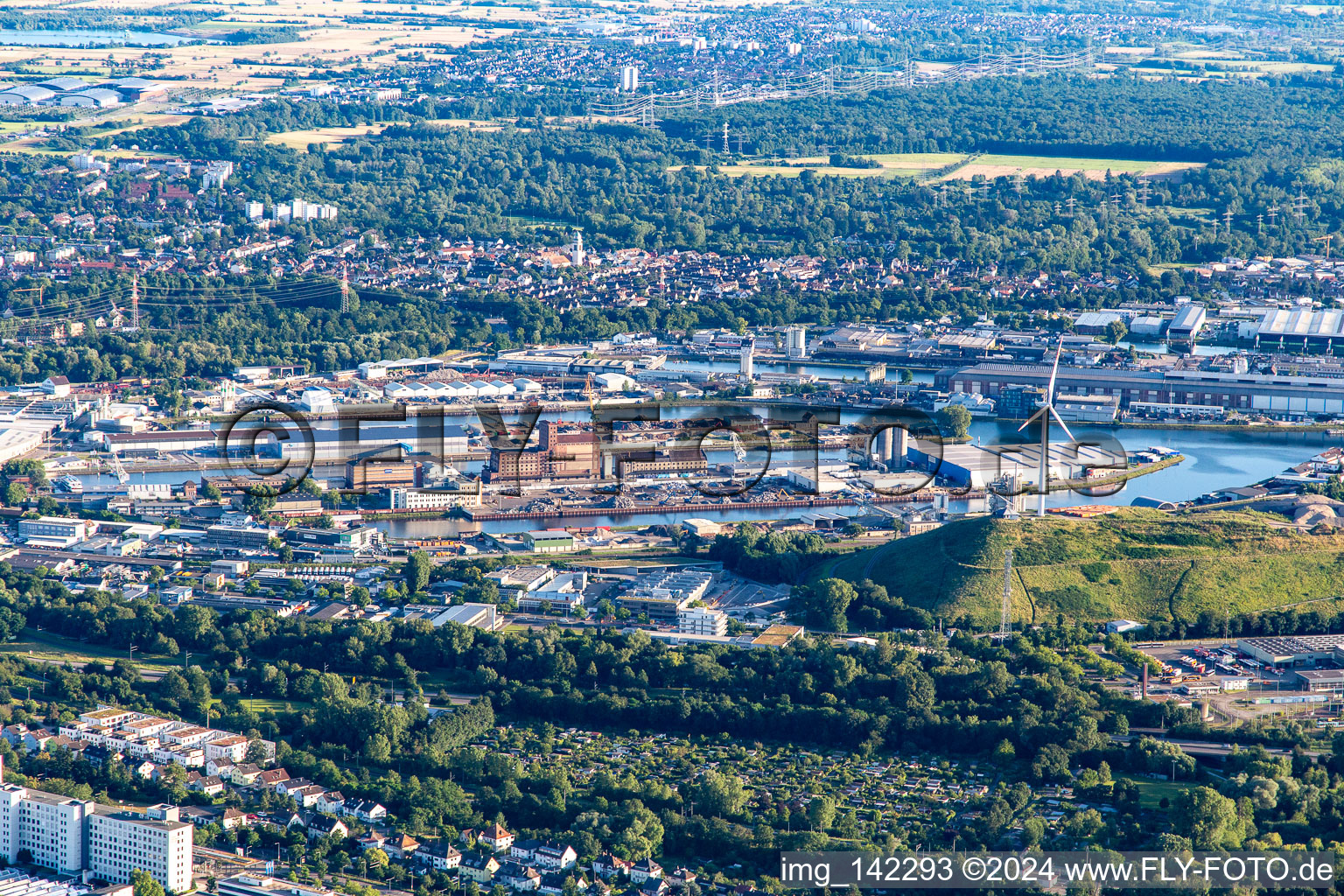 Vue aérienne de Port rhénan Karlsruhe depuis le nord à le quartier Mühlburg in Karlsruhe dans le département Bade-Wurtemberg, Allemagne