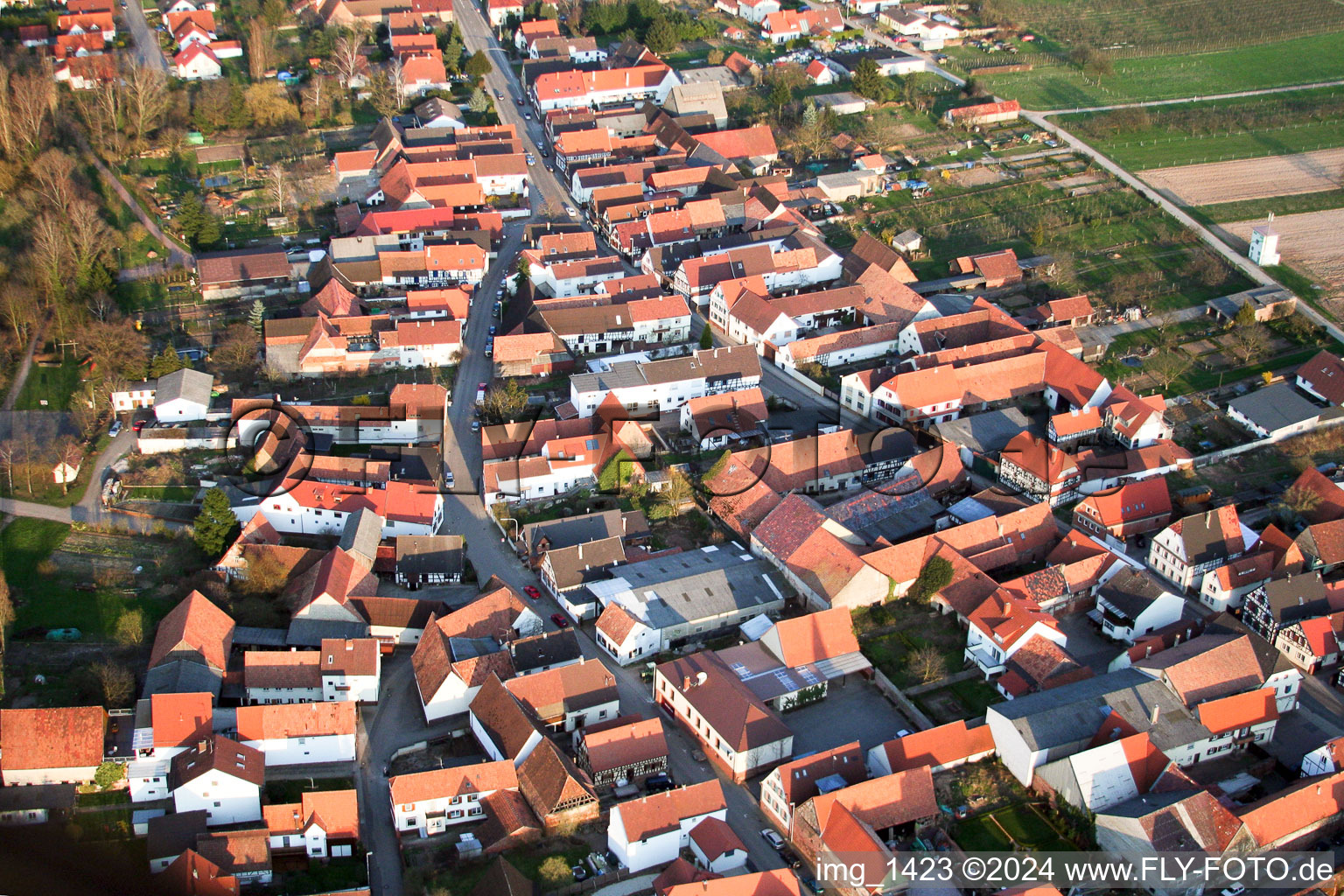 Vue aérienne de Rue principale de l'ouest à Winden dans le département Rhénanie-Palatinat, Allemagne