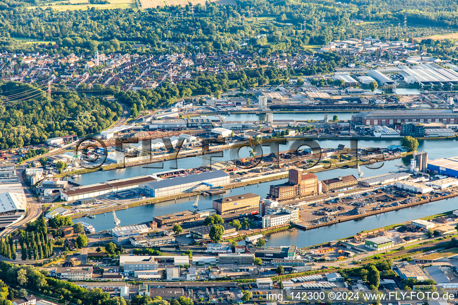 Vue aérienne de Port rhénan Karlsruhe depuis le nord à le quartier Mühlburg in Karlsruhe dans le département Bade-Wurtemberg, Allemagne