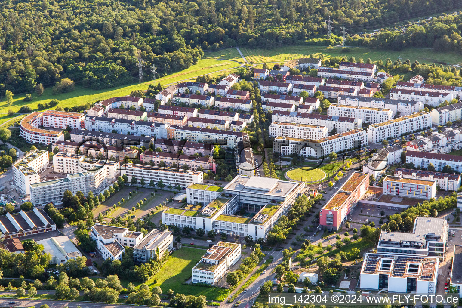 Vue aérienne de Du nord à le quartier Oberreut in Karlsruhe dans le département Bade-Wurtemberg, Allemagne