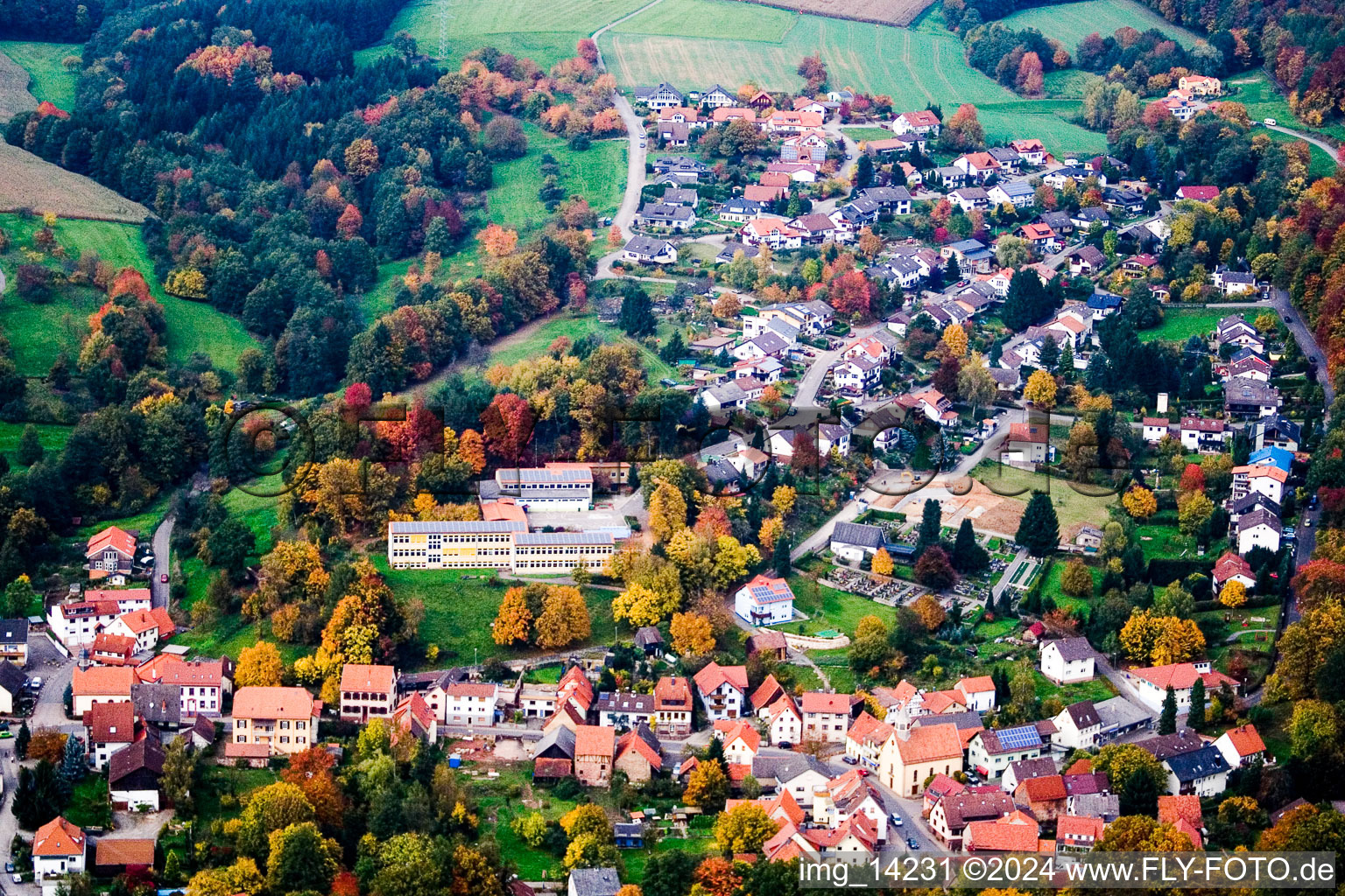 Vue aérienne de École primaire de Lobach à le quartier Waldwimmersbach in Lobbach dans le département Bade-Wurtemberg, Allemagne