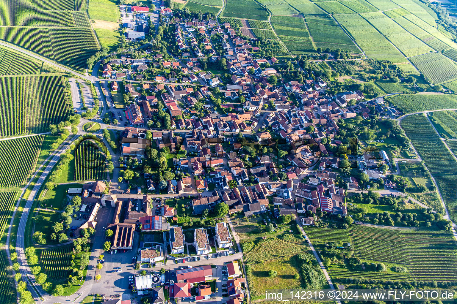 Quartier Schweigen in Schweigen-Rechtenbach dans le département Rhénanie-Palatinat, Allemagne vu d'un drone