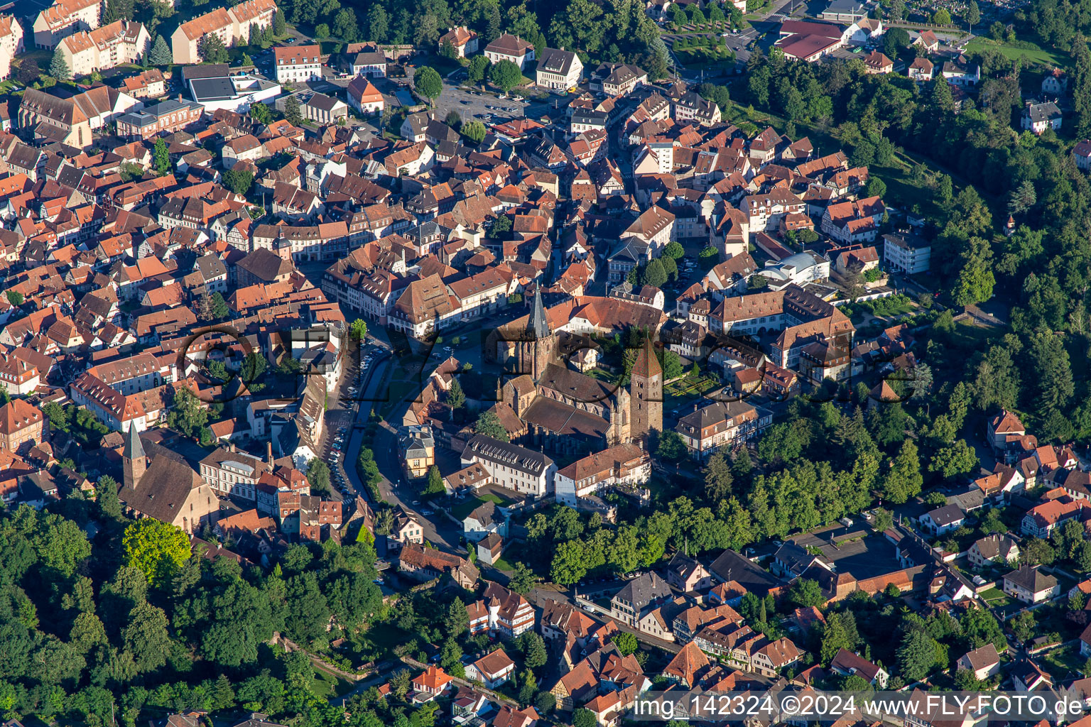 Vue aérienne de Abbatiale Saint Pierre et Paul à Wissembourg dans le département Bas Rhin, France