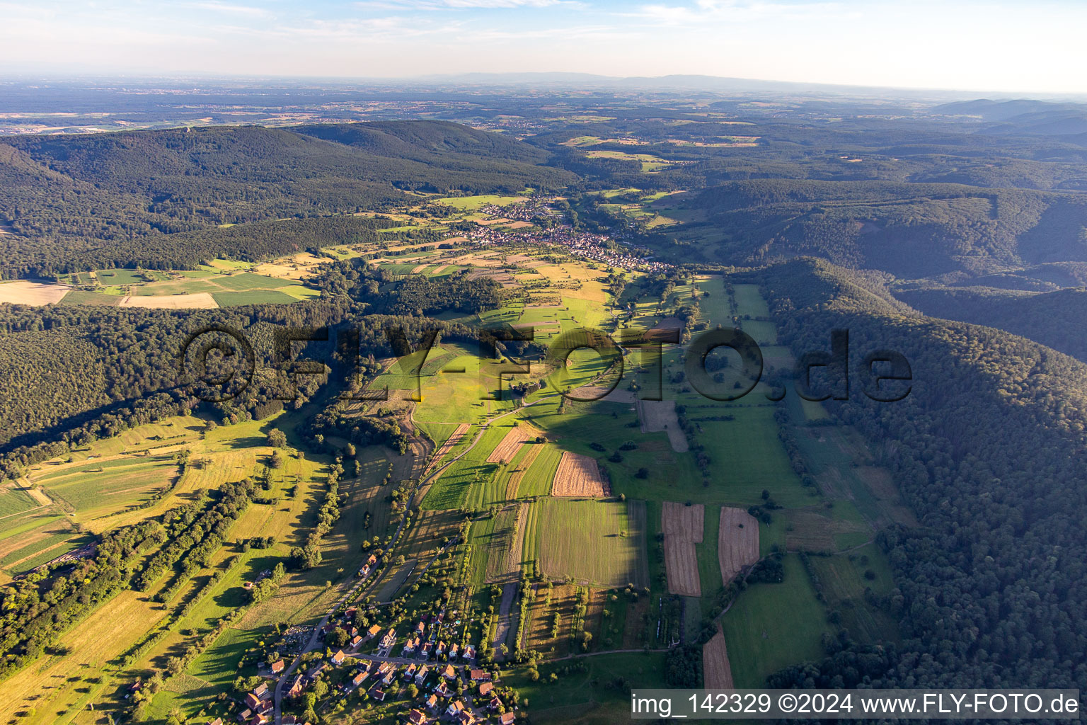 Vue aérienne de Du nord à Wingen dans le département Bas Rhin, France