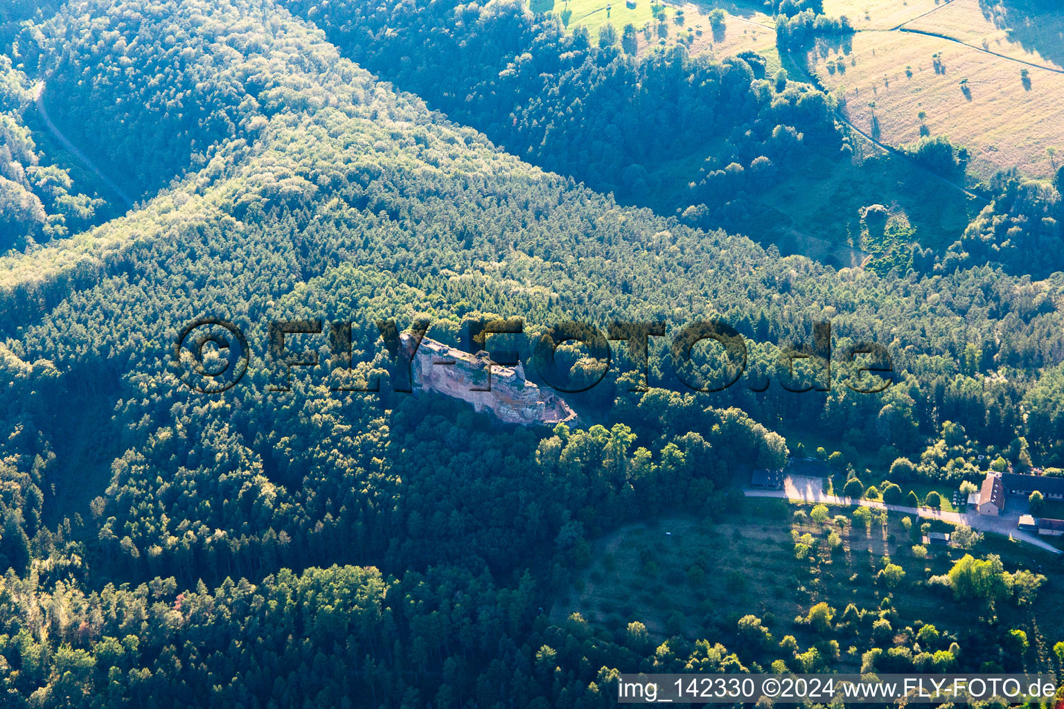 Vue aérienne de Château de Fleckenstein vu du sud-est à Lembach dans le département Bas Rhin, France