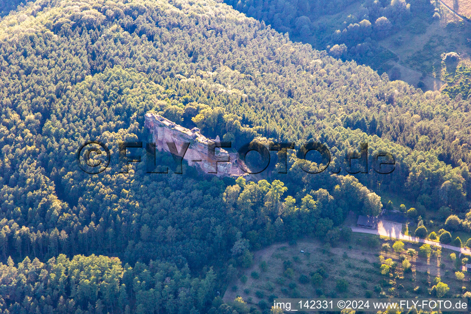 Vue aérienne de Château de Fleckenstein vu du sud-est à Lembach dans le département Bas Rhin, France