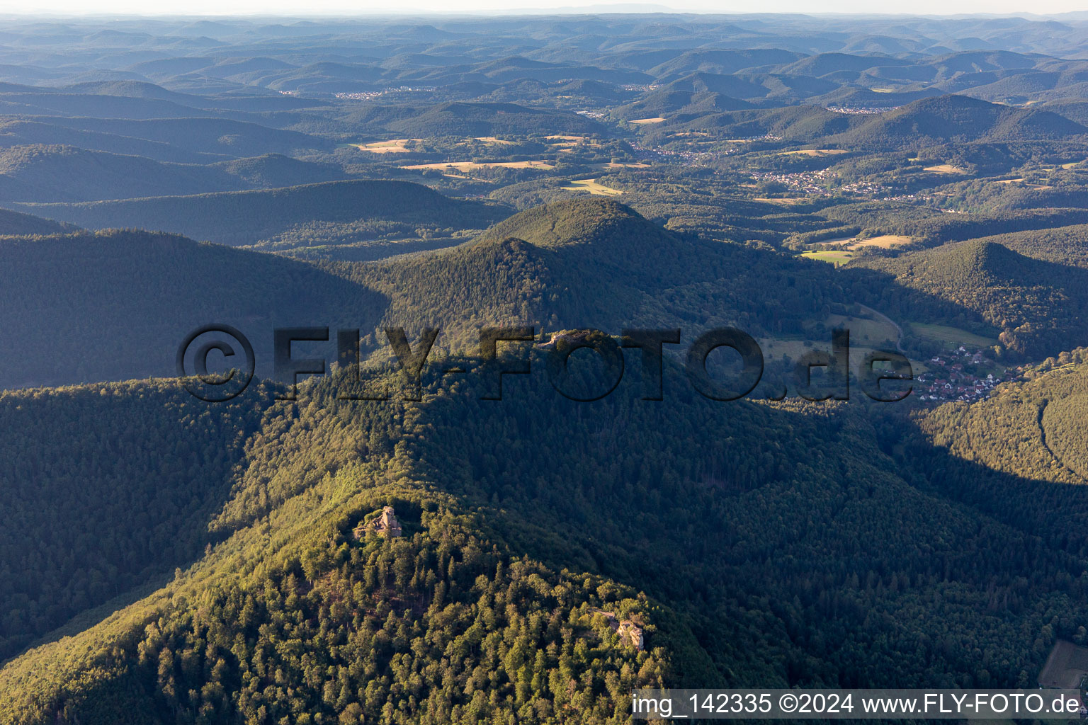 Vue aérienne de Ruines de Hohenburg à Lembach dans le département Bas Rhin, France