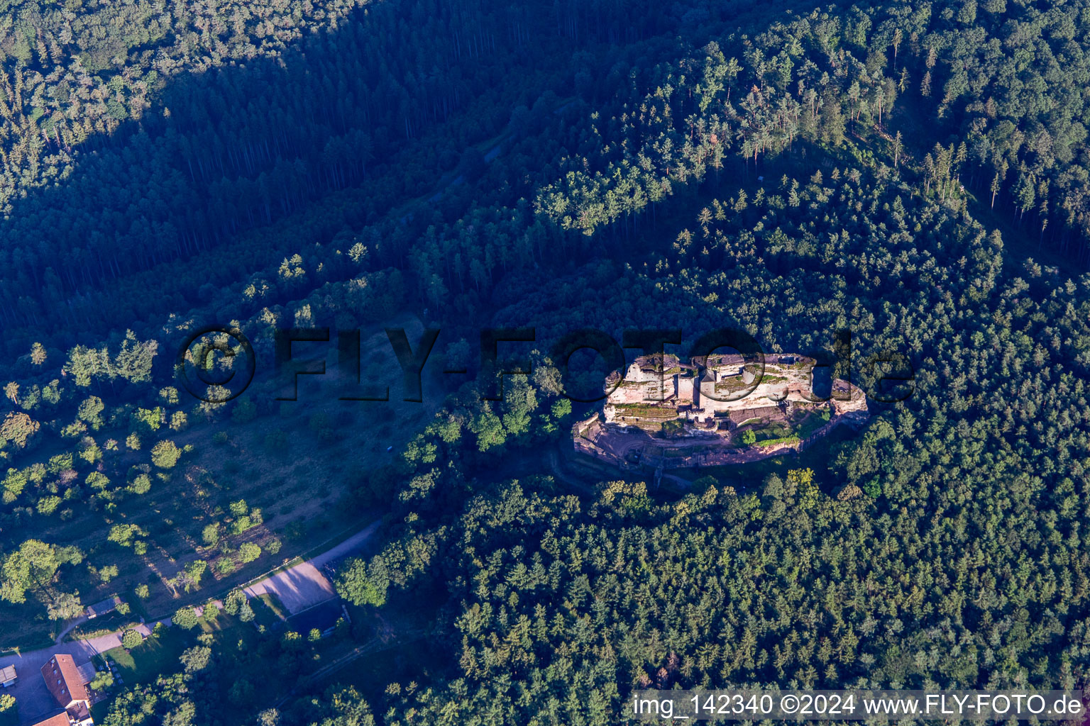 Vue aérienne de Château de Fleckenstein vu du nord-ouest à Lembach dans le département Bas Rhin, France