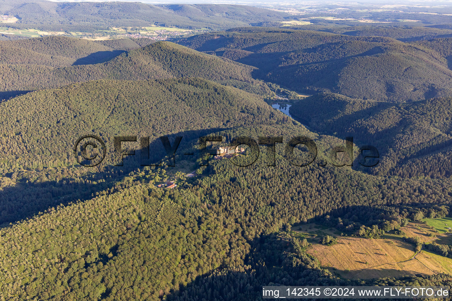 Vue aérienne de Château de Fleckenstein vu du nord à Lembach dans le département Bas Rhin, France