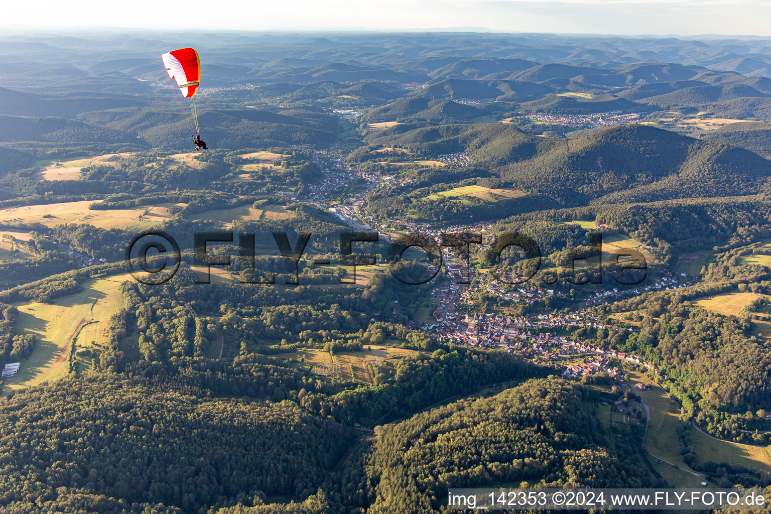 Vue aérienne de Parapente au-dessus du Wieslautertal dans la forêt du Palatinat à Rumbach dans le département Rhénanie-Palatinat, Allemagne