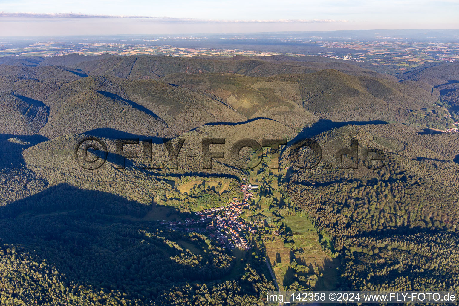 Vue aérienne de De l'ouest à Niederschlettenbach dans le département Rhénanie-Palatinat, Allemagne