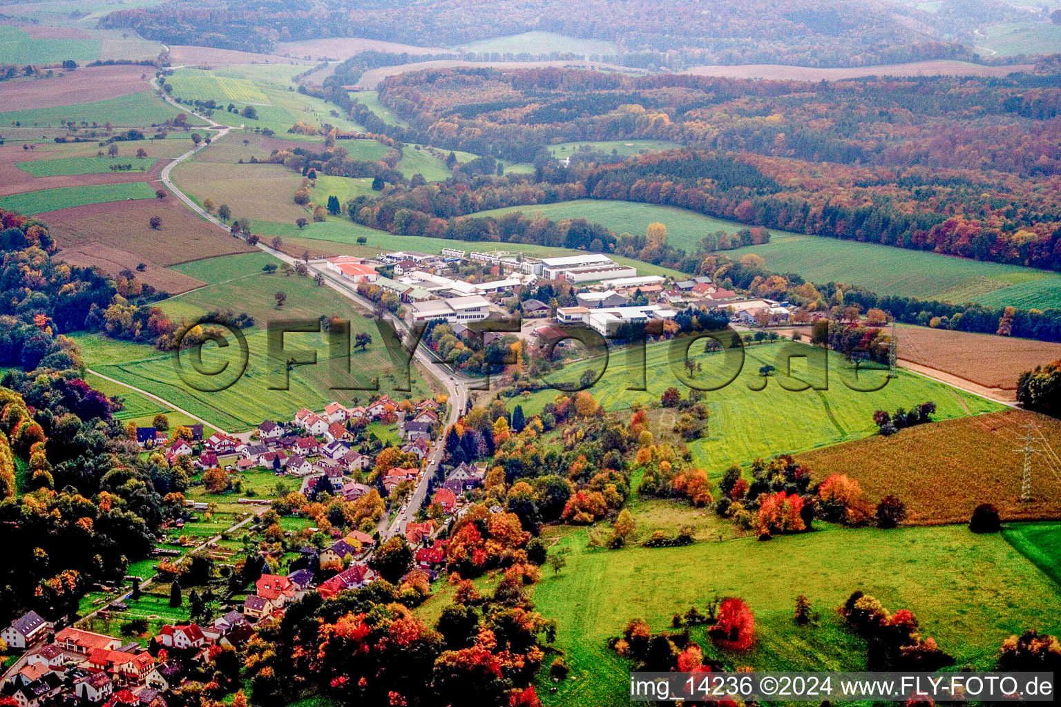 Vue aérienne de Zone industrielle de Spitzäcker à le quartier Waldwimmersbach in Lobbach dans le département Bade-Wurtemberg, Allemagne