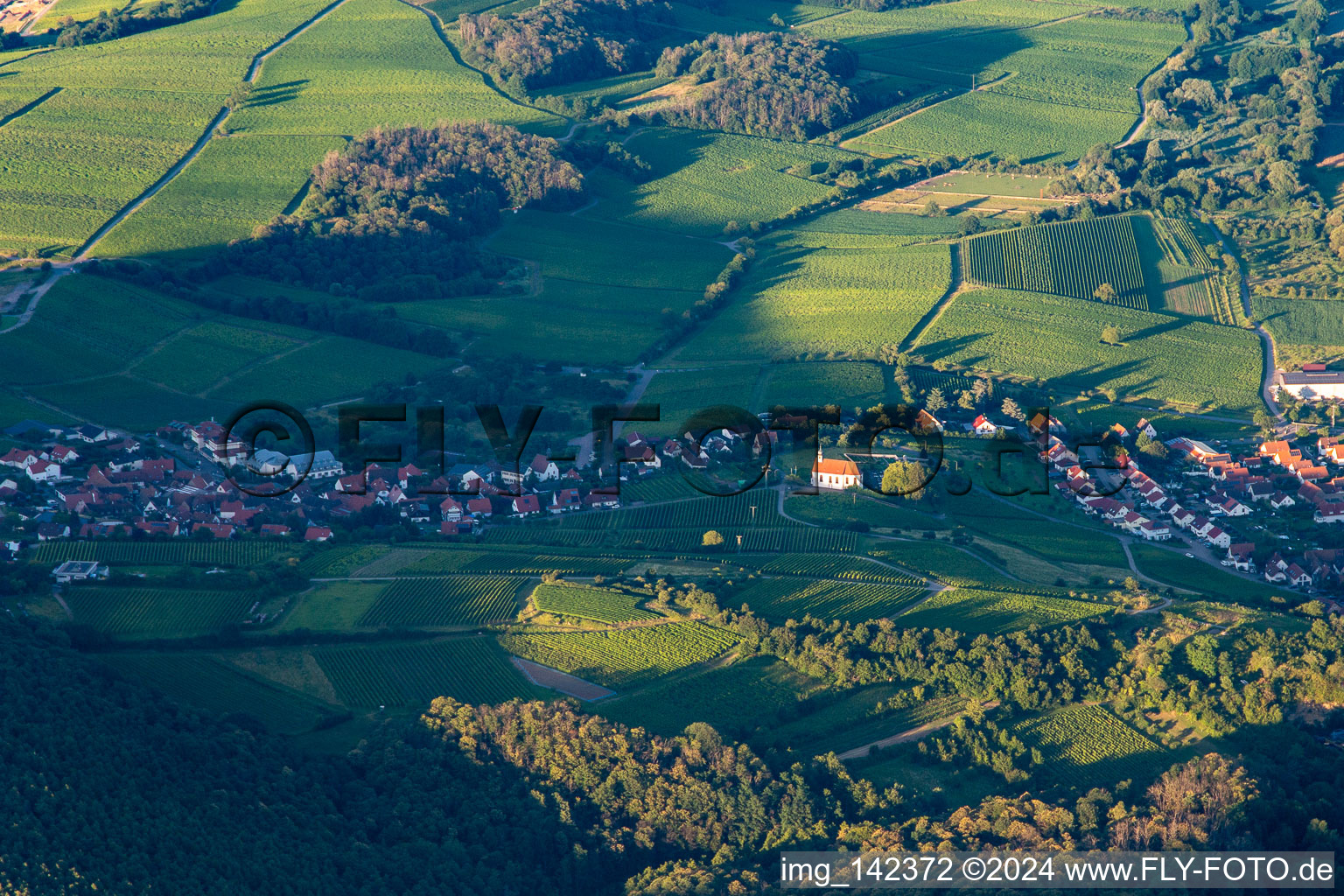 Vue aérienne de Chapelle Saint-Denys dans la lumière du soir à le quartier Gleiszellen in Gleiszellen-Gleishorbach dans le département Rhénanie-Palatinat, Allemagne