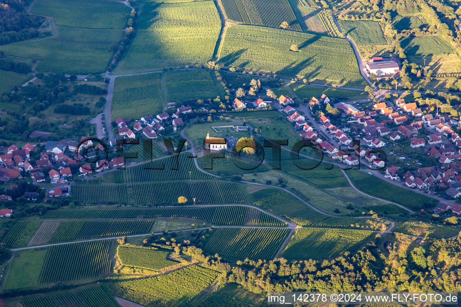 Vue aérienne de Chapelle Saint-Denys dans la lumière du soir à le quartier Gleiszellen in Gleiszellen-Gleishorbach dans le département Rhénanie-Palatinat, Allemagne