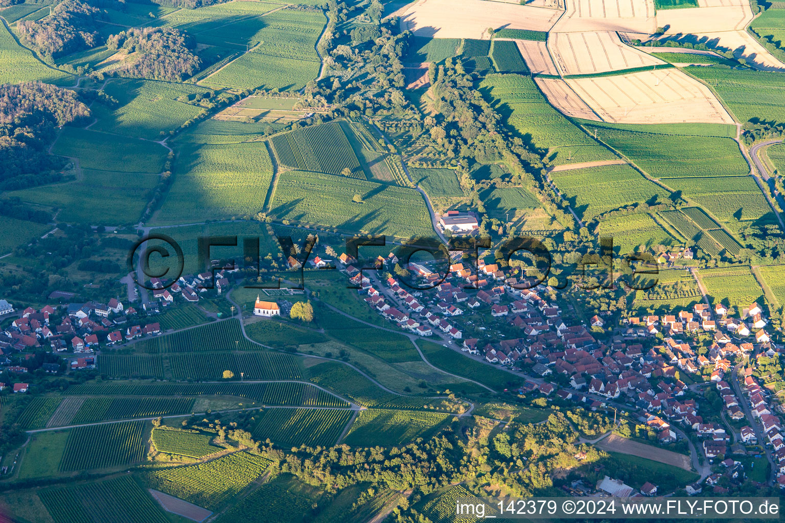 Photographie aérienne de Chapelle Saint-Denys dans la lumière du soir à le quartier Gleiszellen in Gleiszellen-Gleishorbach dans le département Rhénanie-Palatinat, Allemagne