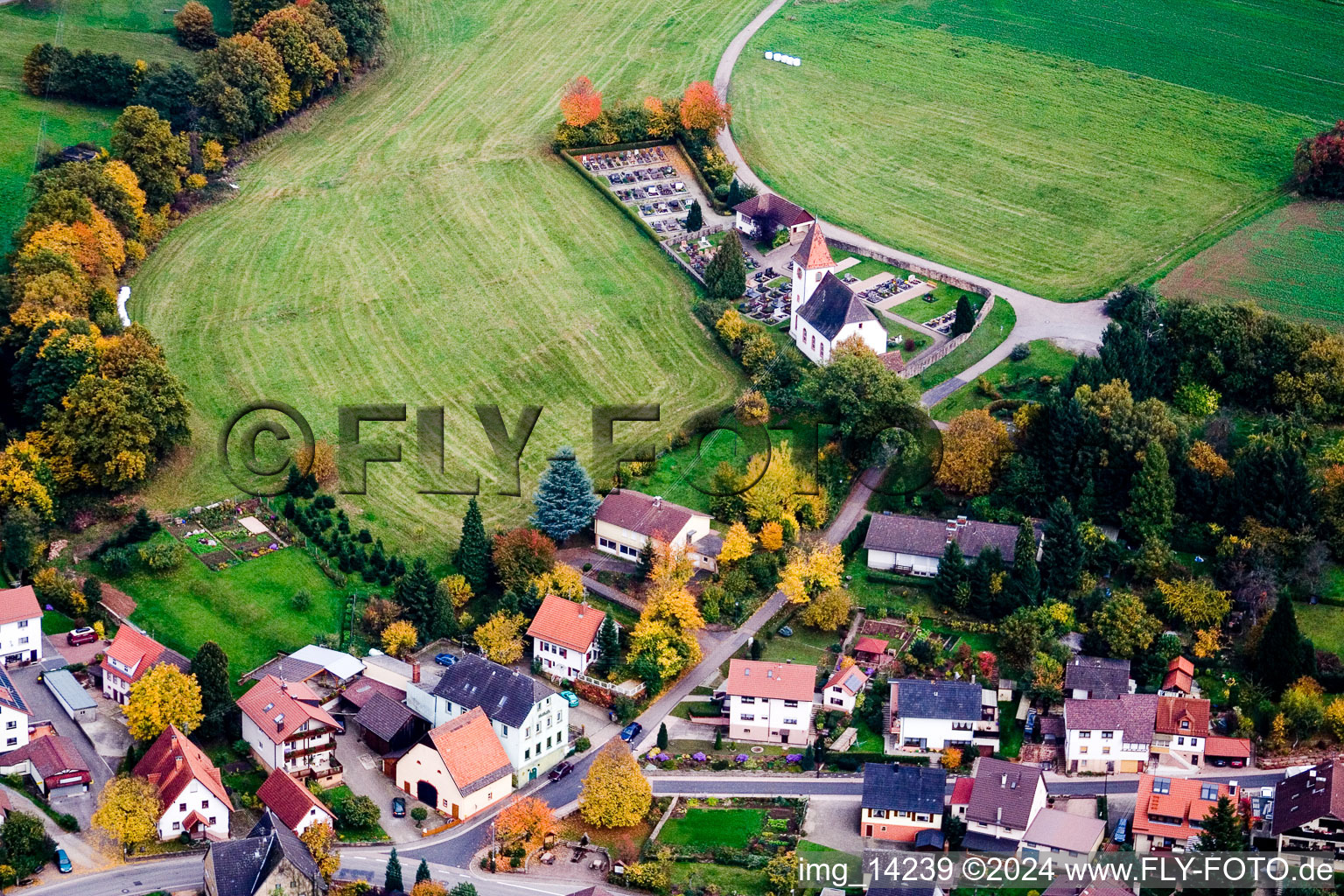 Vue aérienne de Église et cimetière Haag à le quartier Haag in Schönbrunn dans le département Bade-Wurtemberg, Allemagne