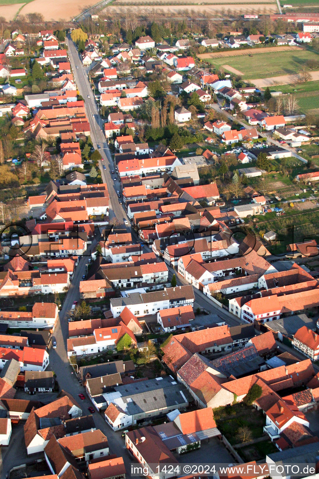 Photographie aérienne de Rue principale de l'ouest à Winden dans le département Rhénanie-Palatinat, Allemagne