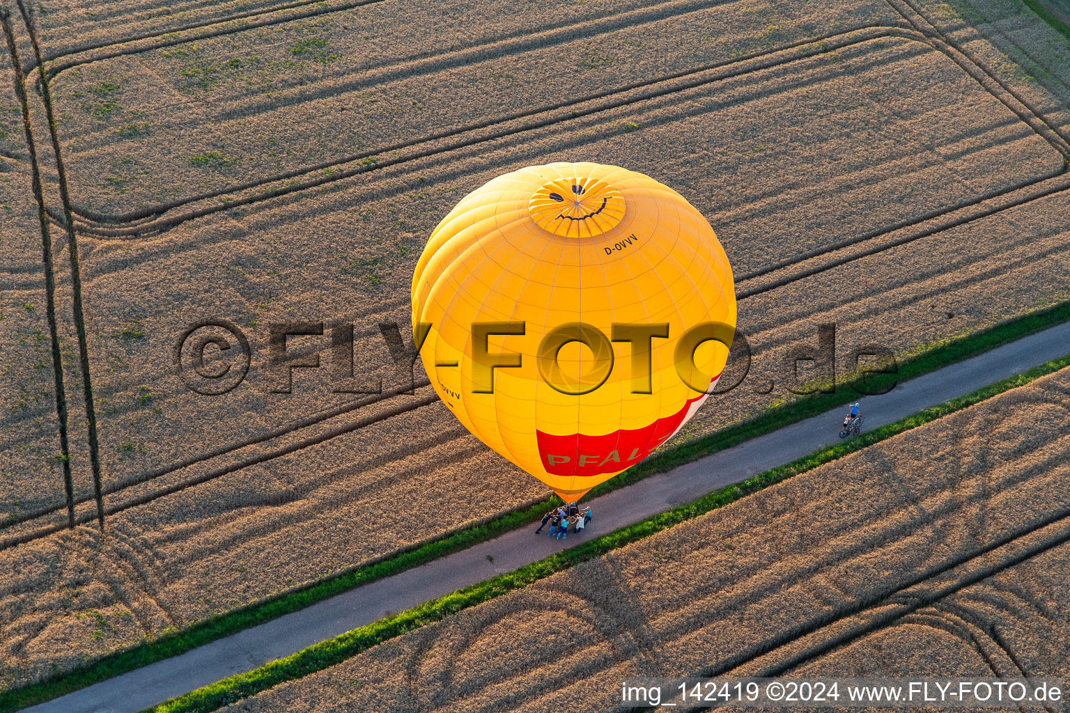 Photographie aérienne de Atterrissage de deux montgolfières "Pfalzgas à Winden dans le département Rhénanie-Palatinat, Allemagne