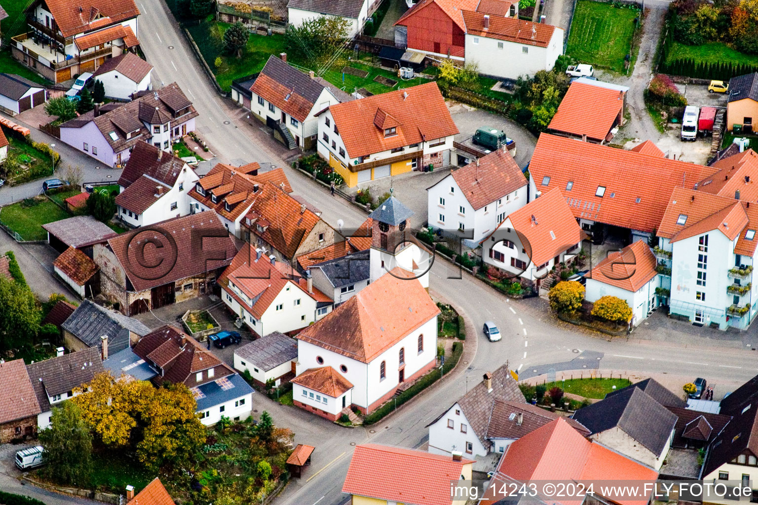 Vue aérienne de Bâtiment d'église au centre du village à Schwanheim dans le département Bade-Wurtemberg, Allemagne