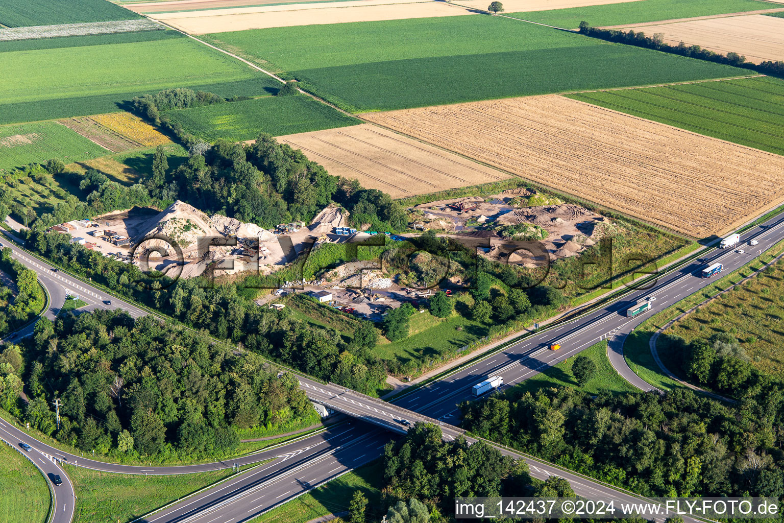 Vue aérienne de Jeanine Rieger GmbH - Usine de recyclage Rohrbach (gravats de construction - recyclage, matériaux de construction, balances pour véhicules publics) à Rohrbach dans le département Rhénanie-Palatinat, Allemagne