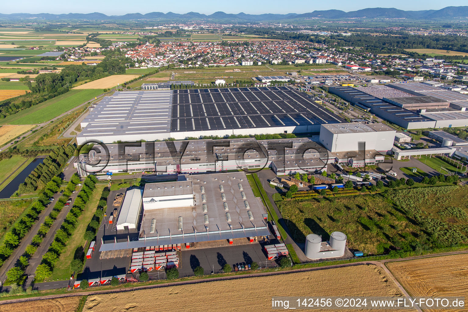 Vue aérienne de Tricor Packaging & Logistique AG à le quartier Offenbach in Offenbach an der Queich dans le département Rhénanie-Palatinat, Allemagne