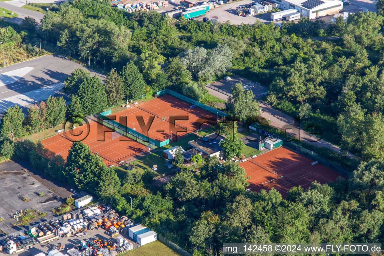 Vue aérienne de Terrain de tennis TCO à le quartier Offenbach in Offenbach an der Queich dans le département Rhénanie-Palatinat, Allemagne