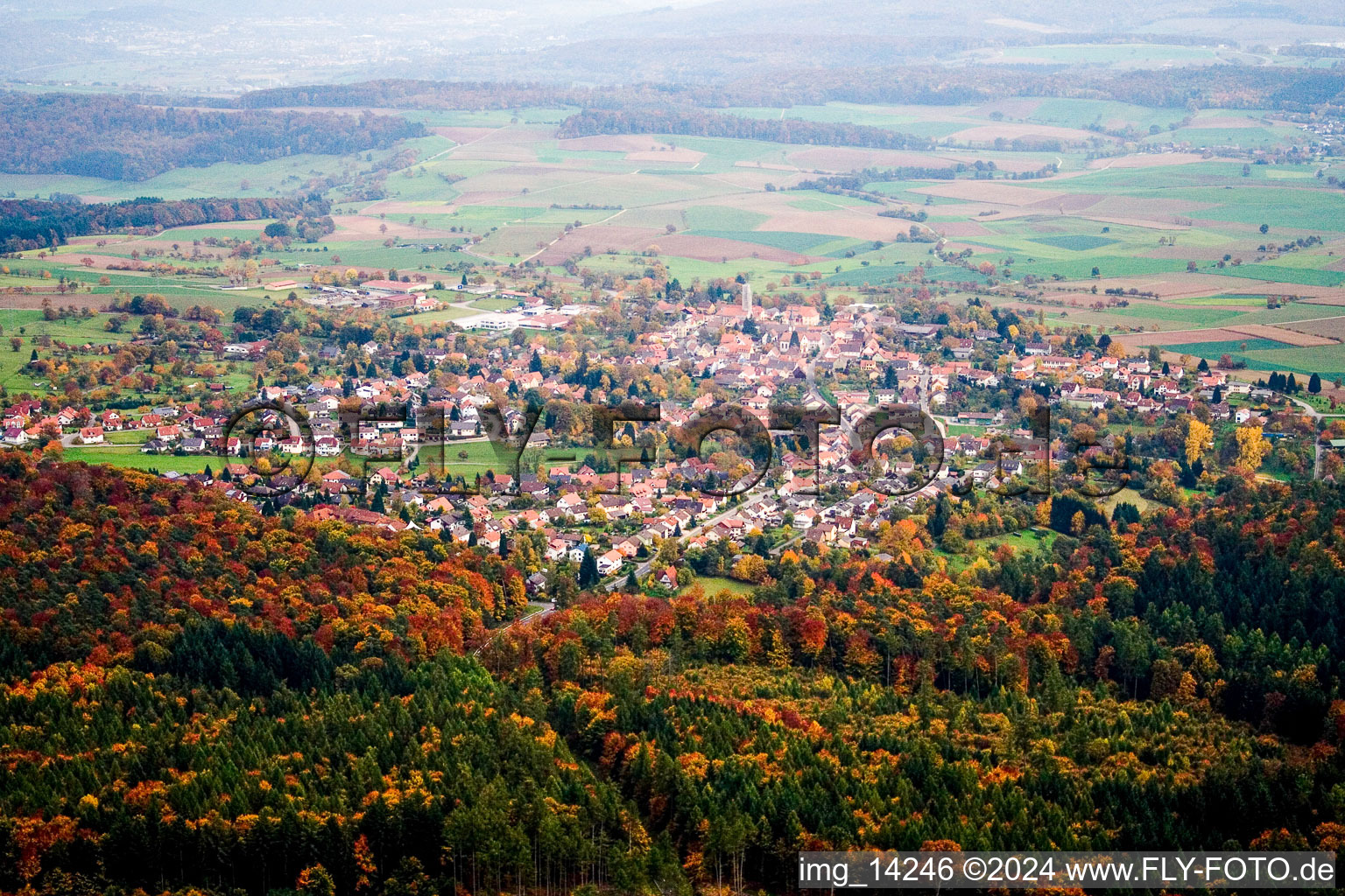 Vue aérienne de Vue sur le village à Neunkirchen dans le département Bade-Wurtemberg, Allemagne