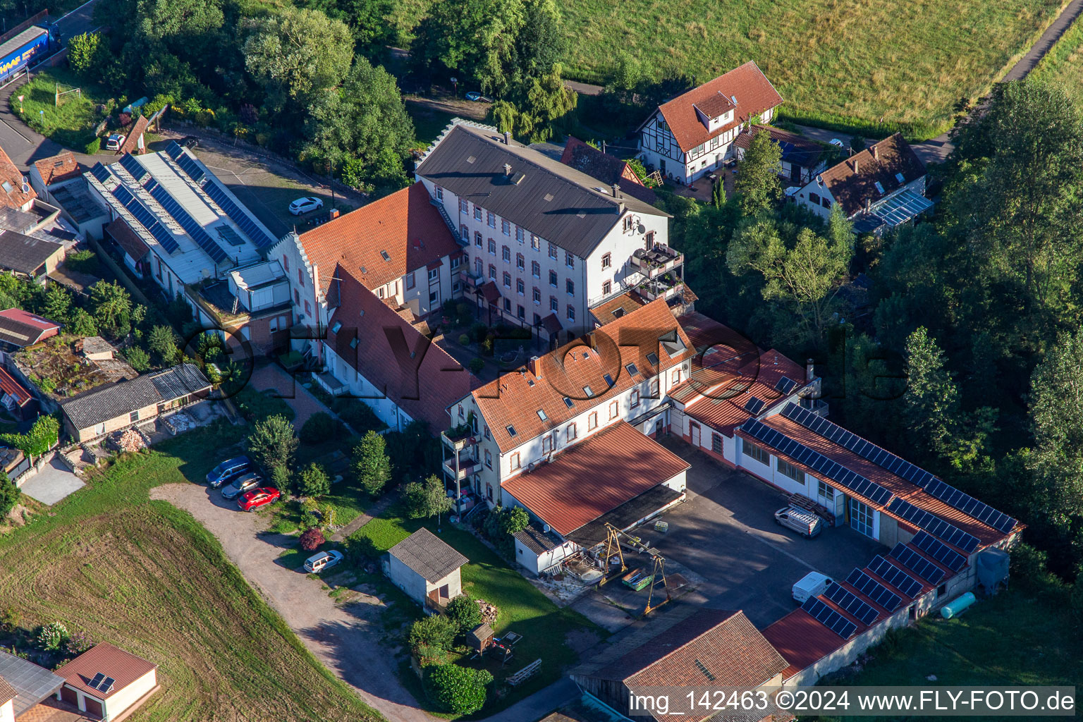 Vue aérienne de Jürgen Hans GmbH à Neumühle à le quartier Offenbach in Offenbach an der Queich dans le département Rhénanie-Palatinat, Allemagne