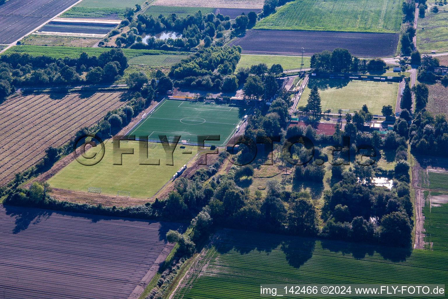 Vue aérienne de Terrains de football du TB Jahn Zeiskam 1896 ev à Zeiskam dans le département Rhénanie-Palatinat, Allemagne