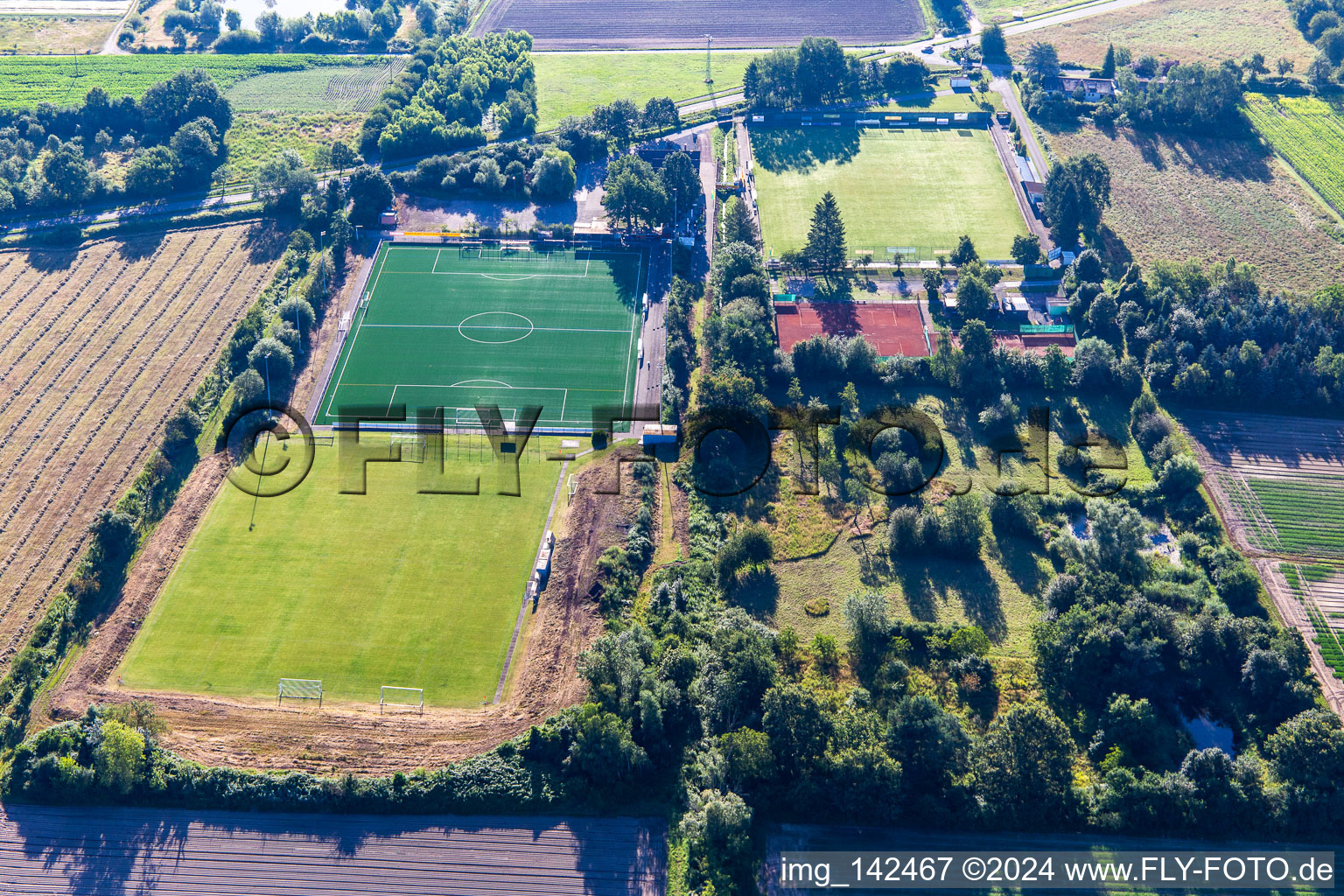 Vue aérienne de Terrains de football de TB Jahn Zeiskam 1896 ev et courts de tennis de TC '86 Zeiskam eV à Zeiskam dans le département Rhénanie-Palatinat, Allemagne