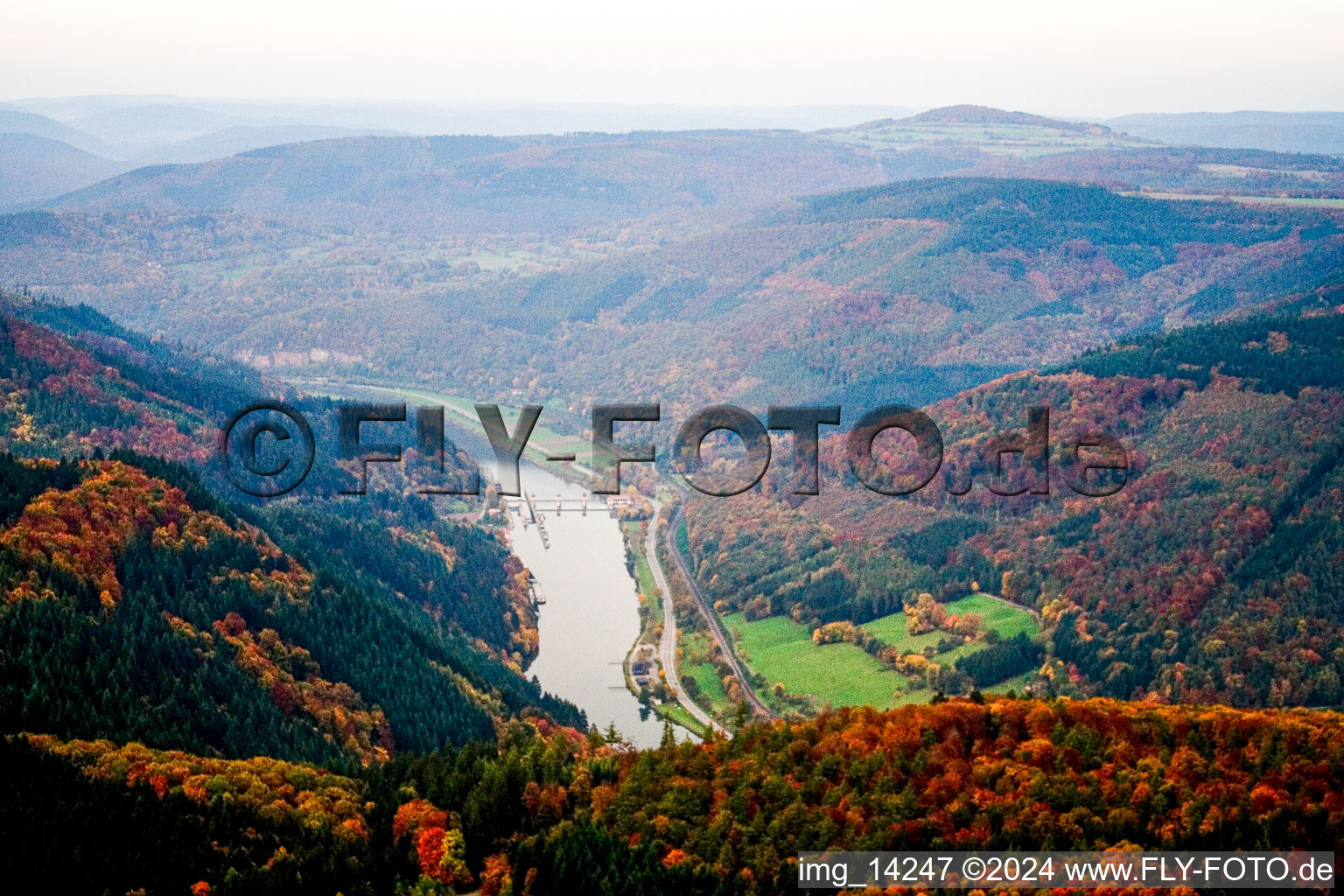 Vue aérienne de Au Neckar à Zwingenberg dans le département Bade-Wurtemberg, Allemagne