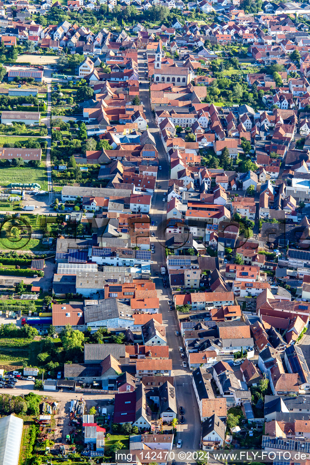 Vue aérienne de Rue principale du sud à Zeiskam dans le département Rhénanie-Palatinat, Allemagne