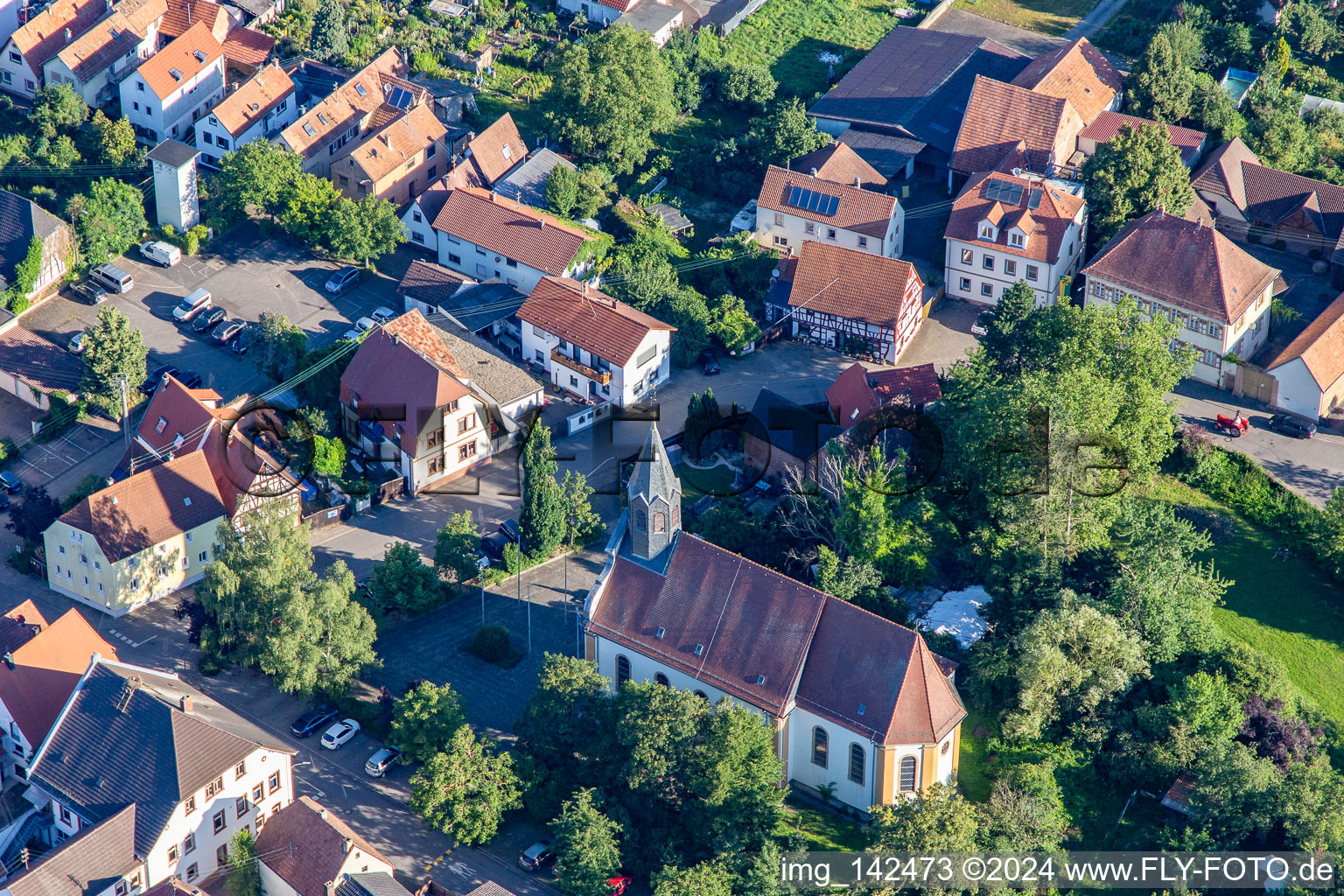 Vue aérienne de Église Saint-Barthélemy à Zeiskam dans le département Rhénanie-Palatinat, Allemagne