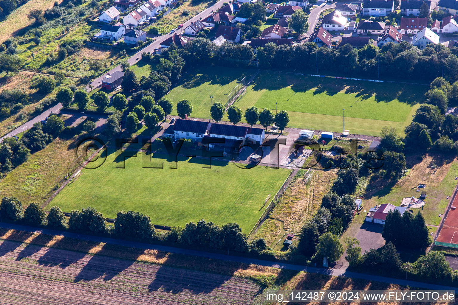 Vue aérienne de TSV 03 Lingenfeld eV à Lingenfeld dans le département Rhénanie-Palatinat, Allemagne