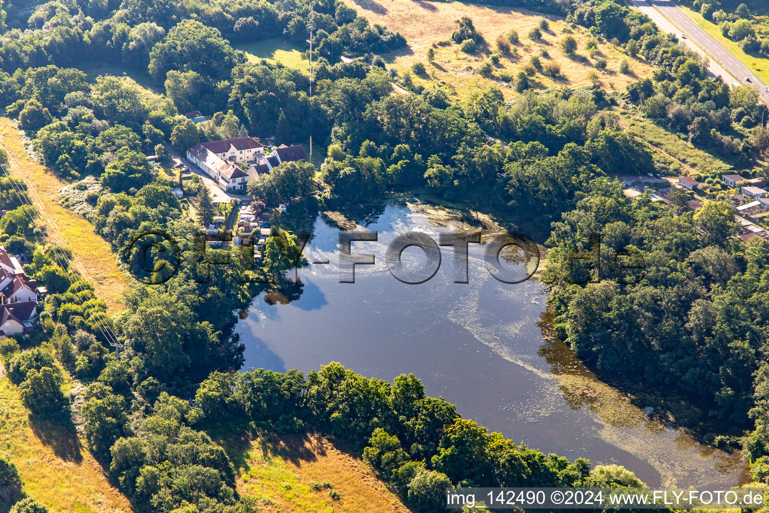 Vue aérienne de Étang au bord du Druslach à Lingenfeld dans le département Rhénanie-Palatinat, Allemagne