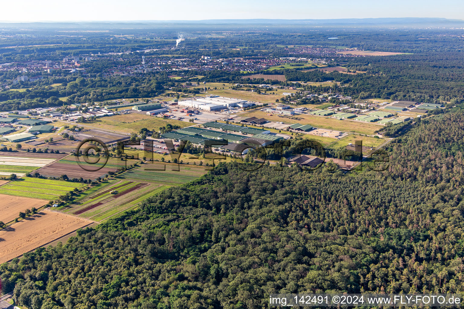 Vue aérienne de Zone industrielle Mercedes-Benz Nord et entrepôt de matières dangereuses de l'armée américaine à Lingenfeld dans le département Rhénanie-Palatinat, Allemagne