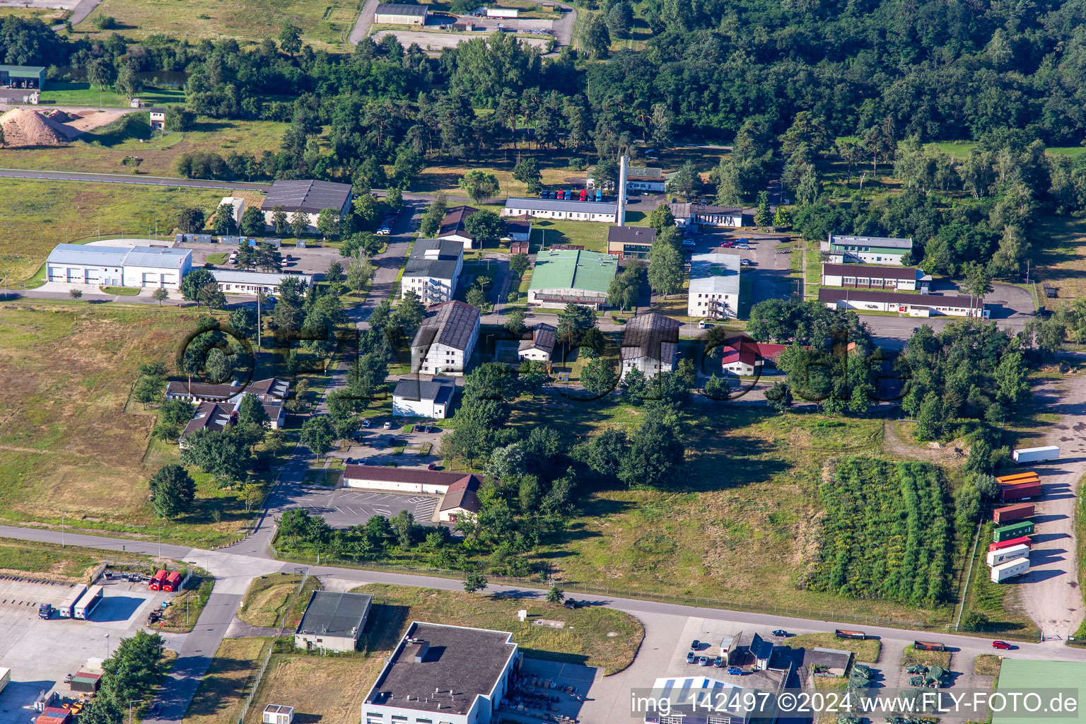 Vue oblique de DeCA CDC Germersheim. DLA Distribution Europe Germersheim est le plus grand bureau de vente de DLA Distribution sur le continent européen et une plateforme de distribution avancée pour l'armée américaine. à Lingenfeld dans le département Rhénanie-Palatinat, Allemagne