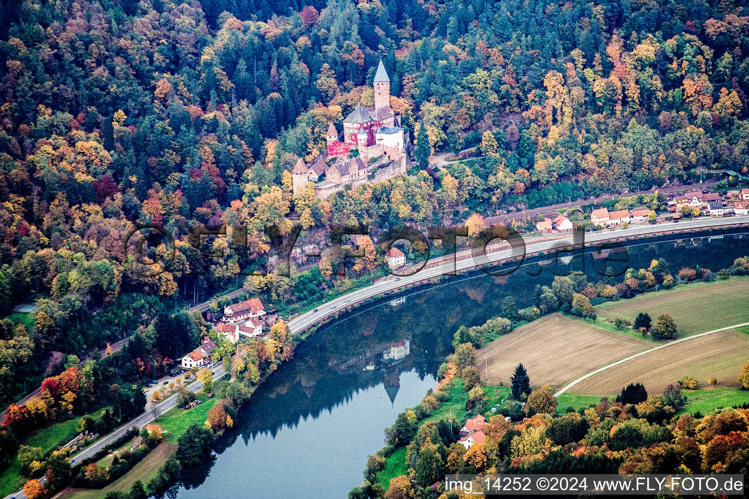 Vue aérienne de Château Zwingenberg Complexe de châteaux au-dessus du Neckar à Zwingenberg dans le département Bade-Wurtemberg, Allemagne