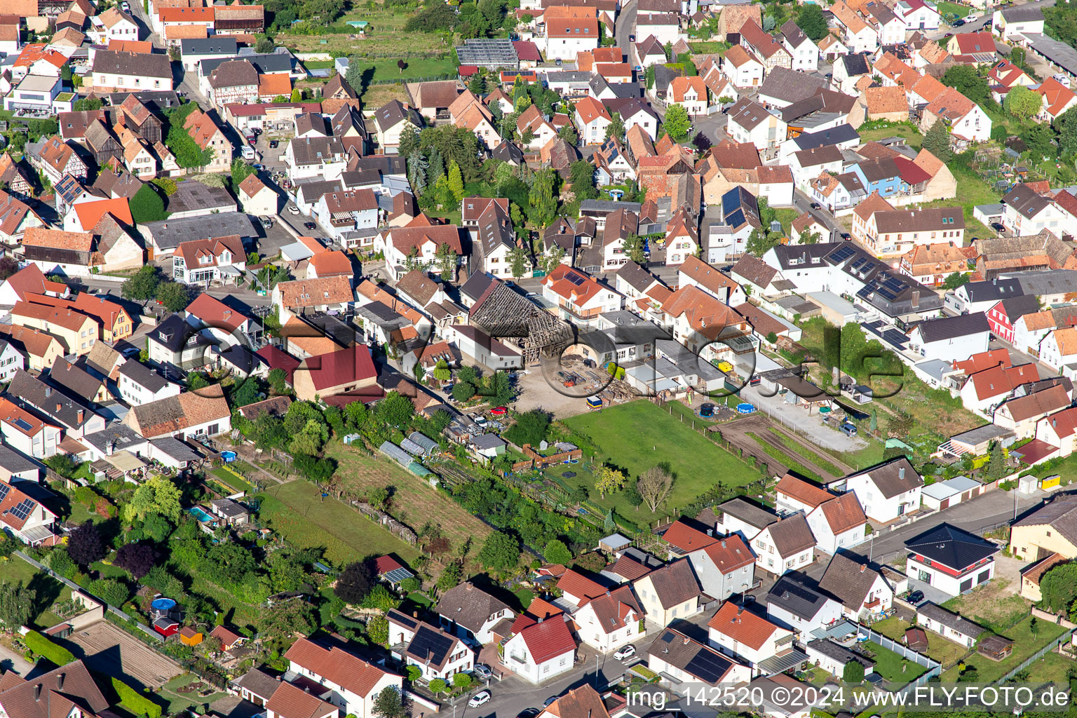 Vue aérienne de Grange en cours de démolition à Schulzenstr à Hördt dans le département Rhénanie-Palatinat, Allemagne