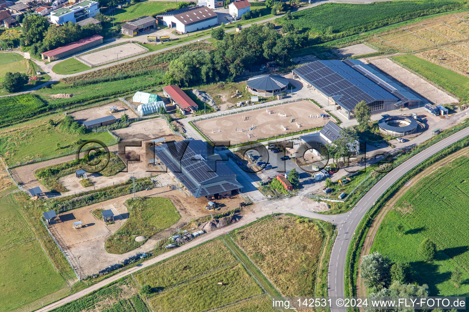 Vue aérienne de Erlenhof Neupotz avec installations équestres à Neupotz dans le département Rhénanie-Palatinat, Allemagne