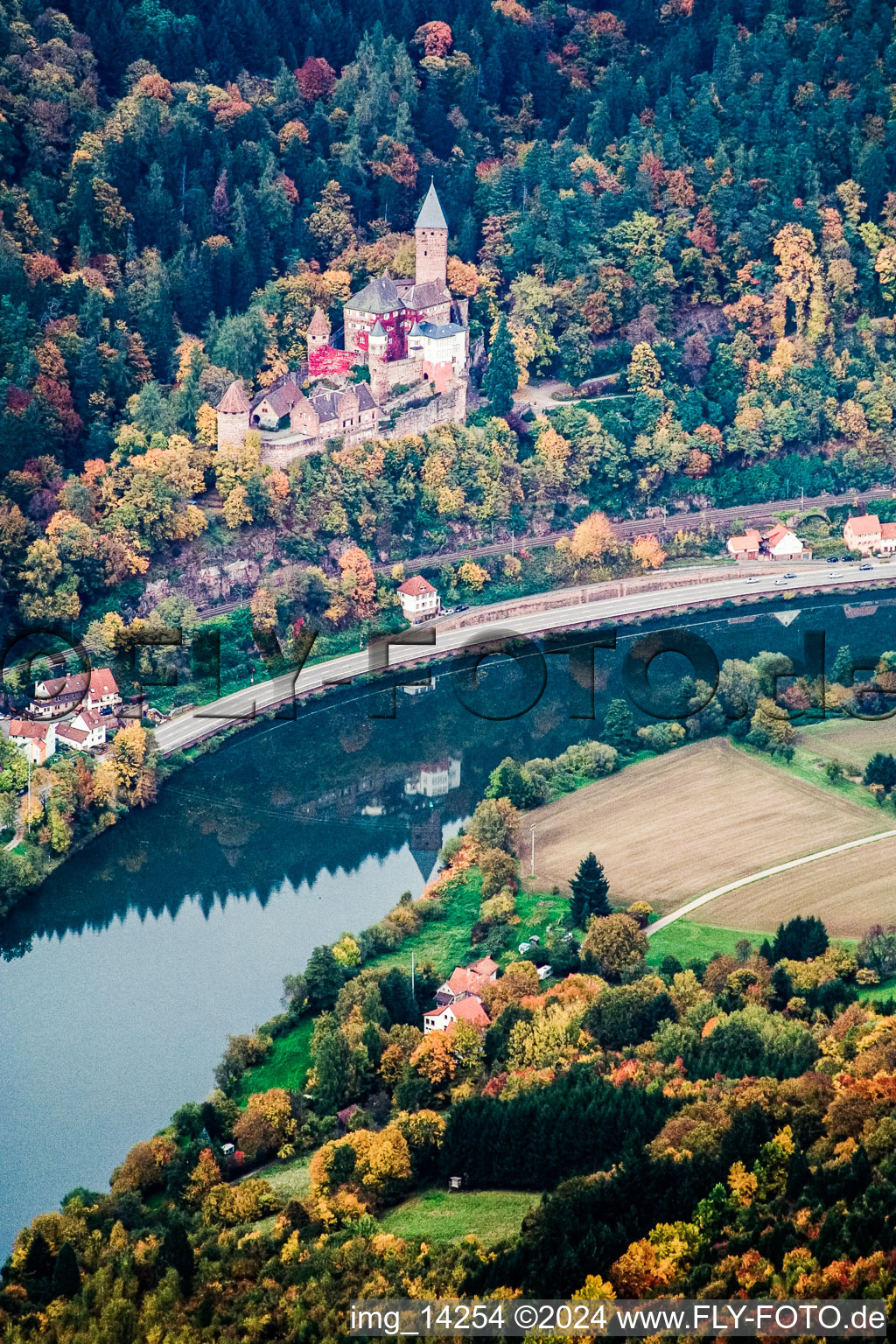 Vue aérienne de Château Zwingenberg Complexe de châteaux au-dessus du Neckar à Zwingenberg dans le département Bade-Wurtemberg, Allemagne