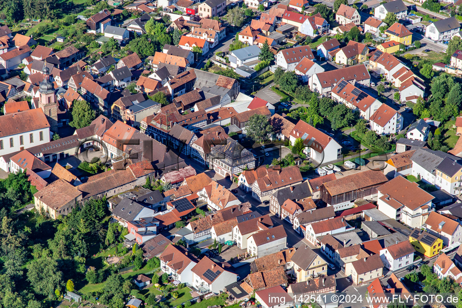 Vue aérienne de Rue principale avec maisons à colombages à Rheinzabern dans le département Rhénanie-Palatinat, Allemagne