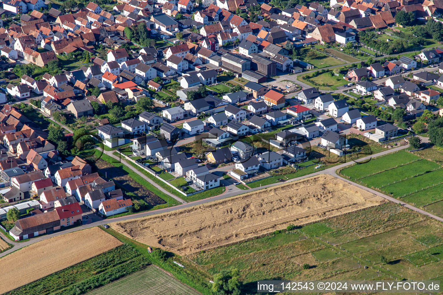 Nouvelle zone de développement à Sandblatt à Hatzenbühl dans le département Rhénanie-Palatinat, Allemagne d'en haut