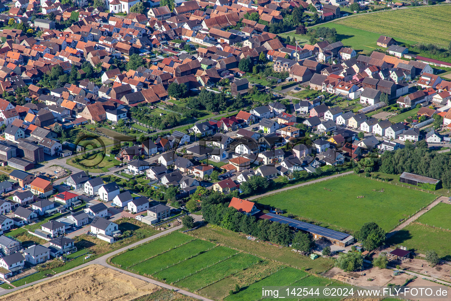 Vue aérienne de Nouvelle zone de développement dans le domaine du tabac à Hatzenbühl dans le département Rhénanie-Palatinat, Allemagne