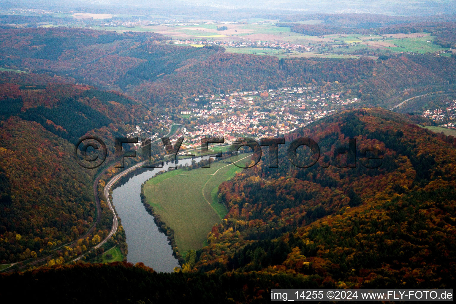 Vue aérienne de Neckargerach dans le département Bade-Wurtemberg, Allemagne