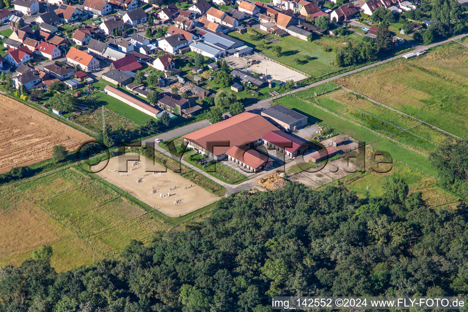 Vue aérienne de Centre équestre sur l'Altbach à le quartier Minderslachen in Kandel dans le département Rhénanie-Palatinat, Allemagne