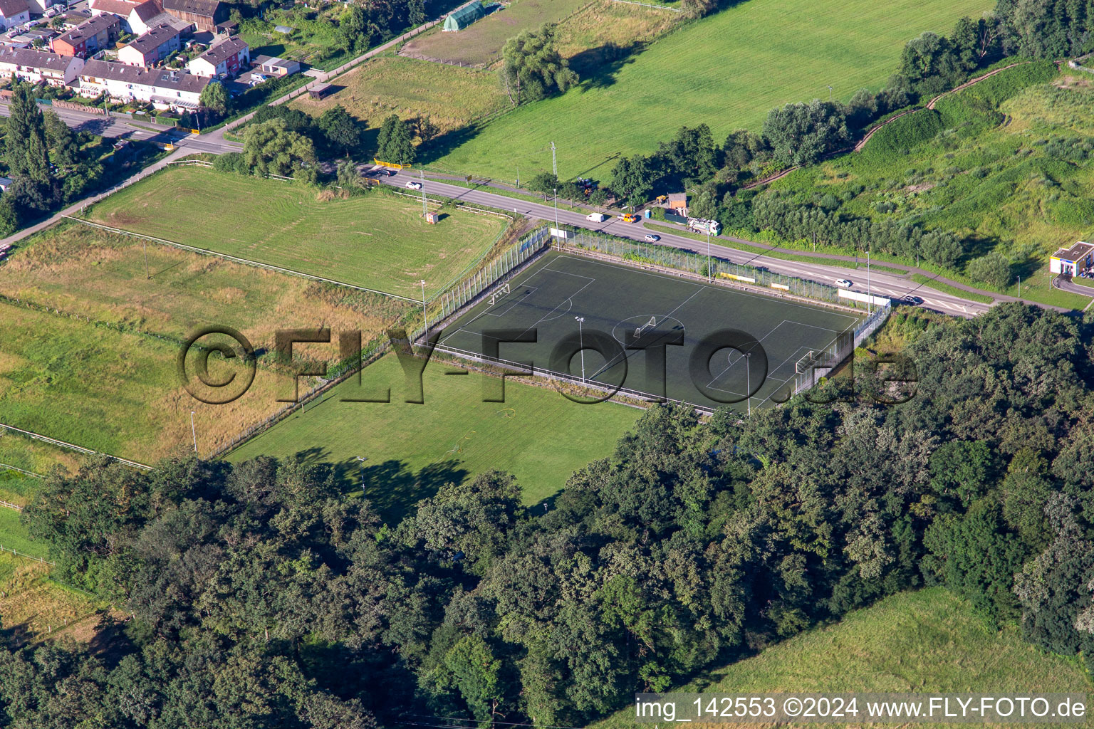 Vue aérienne de Terrain de sport Minderslachen à le quartier Minderslachen in Kandel dans le département Rhénanie-Palatinat, Allemagne