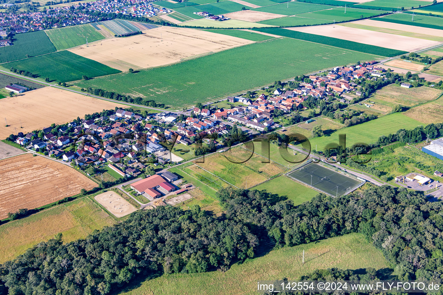 Vue aérienne de Du nord-est à le quartier Minderslachen in Kandel dans le département Rhénanie-Palatinat, Allemagne