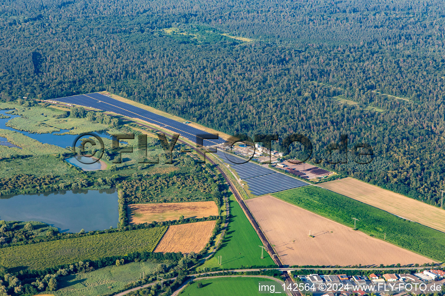 Vue aérienne de Parc solaire de Bruhrain à le quartier Oberhausen in Oberhausen-Rheinhausen dans le département Bade-Wurtemberg, Allemagne